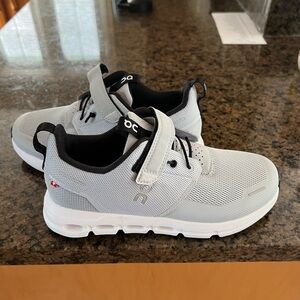 On Cloud Kids Size 3 Gray Running Shoes